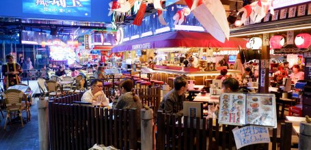 Kabukicho Tower (Tokyo), bars izakaya au Kabuki Yokocho