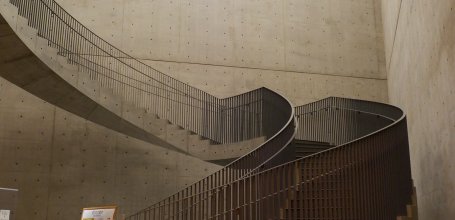 Musée d’art d’Akita, escalier et plafonnier en triangle Tadao Ando 2