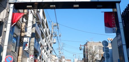 Yanaka Ginza (Tokyo), vue sur l'escalier Yuyake Dandan depuis l'entrée de la rue