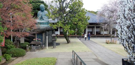Cimetière de Yanaka (Tokyo), Bouddha en bronze du temple Tenno-ji