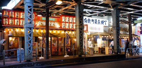 Yurakucho (Tokyo), bars et restaurants sous les voies ferrées surélevées de la ligne JR Yamanote