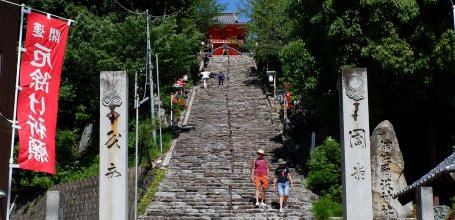 Dogo Onsen (Matsuyama), Escalier menant à Isaniwa-jinja
