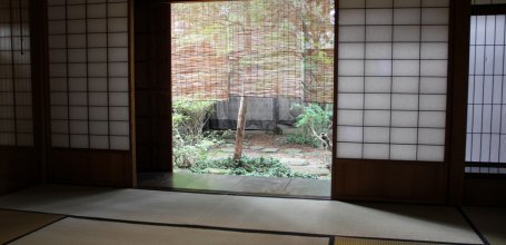 Maison traditionnelle Yoshijima (Takayama), pièce sur tatami ouverte sur le jardin et stores Sudare