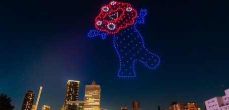 Mascotte Myaku-myaku éclairée au-dessus de la baie d'Osaka