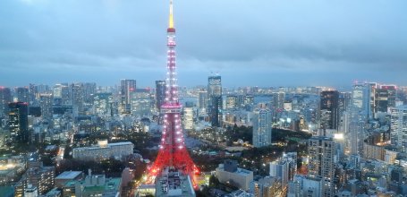 Azabudai Hills (Tokyo), vue panoramique sur Tokyo Tower depuis l'étage 34F de la tour Mori JP Tower