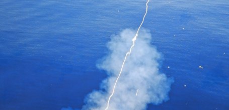 Tsukishima Monja Street (Tokyo), illustration d'un baleinier de l'entreprise Kyodo Senpaku lors d'une chasse à la baleine