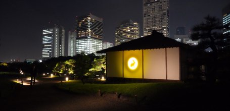 Hamarikyu Tsukimi Sanpo (Tokyo), façade du pavillon de thé Tsubame-no-Ochaya éclairée par une lune dorée avec un lapin