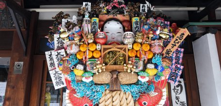 Shibamata (Tokyo), exposition chez un commerçant de son râteau porte-bonheur Kumade