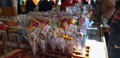 Koto (Tokyo), vente de porte-bonheur Kumade au Naritasan Fukagawa Fudo-do en janvier 3