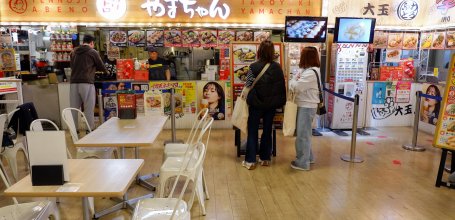 Odaiba Takoyaki Museum (Tokyo), vue sur l'aire de restauration et les différentes enseignes 2