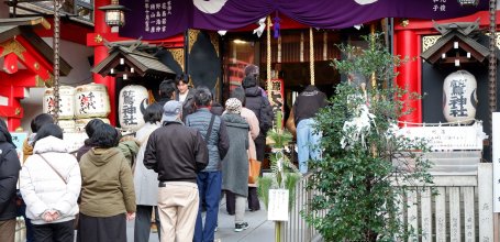 Asakusa Otori-jinja (Tokyo), foule devant le pavillon principal du sanctuaire pour Hatsumode début janvier 