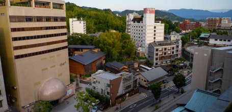 Yamatoya Honten (Matsuyama), vue sur le quartier des bains Dogo Onsen depuis le ryokan