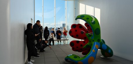Yayoi Kusama Museum (Tokyo), œuvre de la série Flowers That Bloom at Midnight vue de derrière