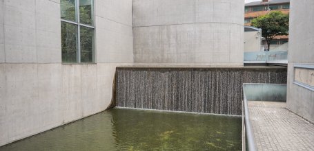 Garden of Fine Arts, Kyoto, Vue sur la cascade au fond du musée en plein-air