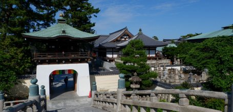 Zentsu-ji (Shikoku), Pont vers le mont Koshiki-zan depuis l'enceinte Sai-in Tanjo-in 2
