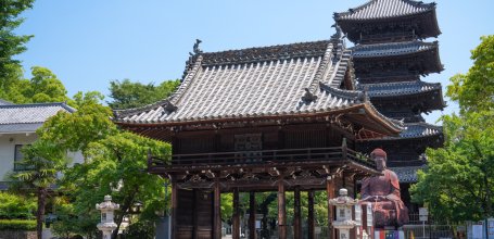 Kosho-ji (Nagoya), vue sur la porte Chumon, le grand bouddha rouge et la pagode du temple