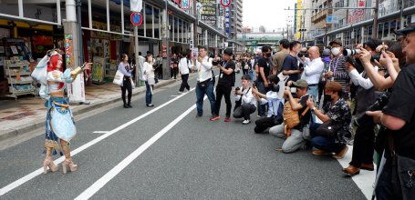 Nipponbashi Street Festa (Osaka), cosplayeuse en train de poser dans la rue avec photographes
