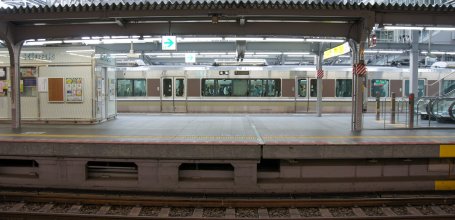 Quai de gare et train à Osaka