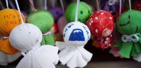 Koenji Hikawa-jinja (Tokyo), amulettes poupées Teru Teru Bozu