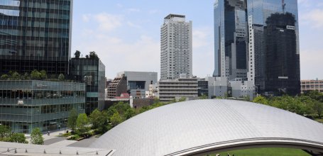 Grand Green Osaka (Umeda), vue sur le toit de l'auvent, Time Out Market (à gauche) et Umeda Sky Building (à droite)