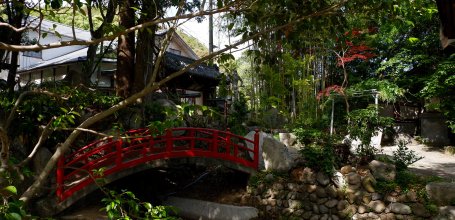 Ishite-ji (Matsuyama, Shikoku), Petit pont rouge dans l'enceinte du temple