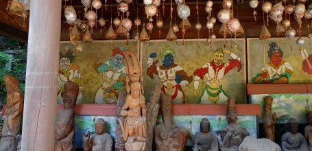 Ishite-ji (Matsuyama, Shikoku), Pavillon orné de peintures et sculptures bouddhiques