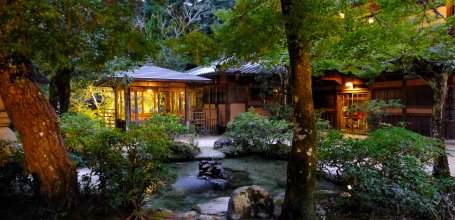 Iwaso (Miyajima), Vue du petit jardin japonais devant l'entrée du ryokan