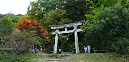 Hida no Sato (Takayama), Porte torii du sanctuaire Takumi-jinja