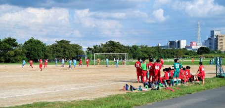 Berges Arakawa Dote (Tokyo), jeunes à l'entrainement de foot