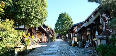 Vallée de Kiso (Alpes japonaises), route pavée sur la Nakasendo (ville-étape Magome-juku, Gifu)