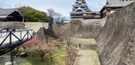 Château de Kumamoto, promenade depuis la nouvelle passerelle surélevée