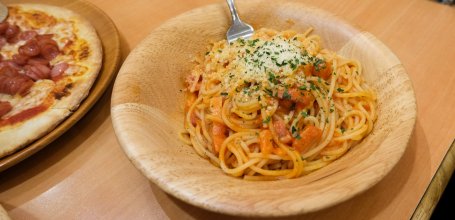 Saizeriya Ikebukuro 60F Dori No.2 (Higashi-Ikebukuro, Tokyo), plats de spaghetti à la tomate et pancetta et pizza à la saucisse 