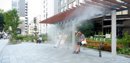 Chaleur en été au Japon, brumisateurs au sein d'une aire de repos à Ginza à Tokyo