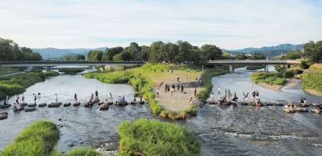 Delta de Demachiyanagi (Kyoto), vue sur le passage de la rivière en pierres de gué en été