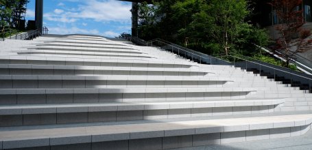 Takanawa Gateway City (Tokyo), Grand escalier entre The Linkpillar 1 et la gare Takanawa Gateway