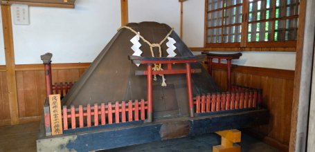 Oshino Hakkai (Fujiyoshida), Représentation du Mont Fuji au sanctuaire Sengen-jinja
