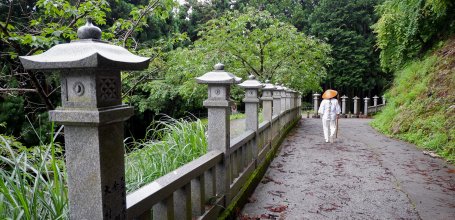 Pèlerinage de Shikoku, pèlerin à pied au sein du Shosan-ji (12e temple)