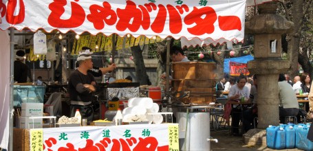 Sanctuaire Yasukuni à Tokyo, Stands de street food lors du Sakura Matsuri au printemps 2