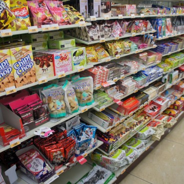 Konbini au Japon, rayon alimentaire et épicerie sucrée