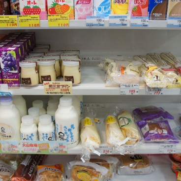 Konbini au Japon, rayon alimentaire de laitages