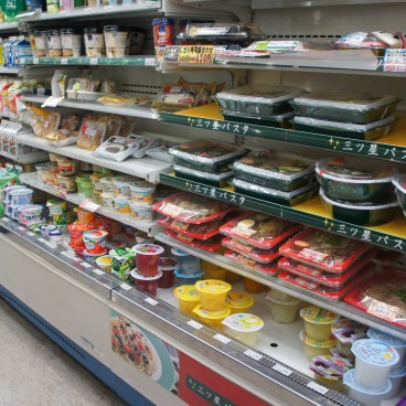 Konbini au Japon, rayon alimentaire de produits frais