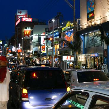 Archipel d'Okinawa, rue Kokusai-dori de nuit à Naha 