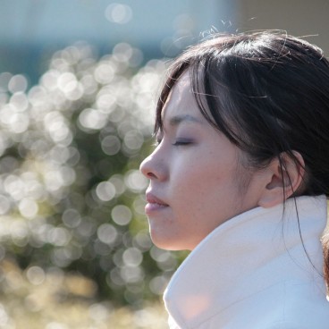 Kamakura, Japonaise prenant le soleil en hiver au temple Hase-dera
