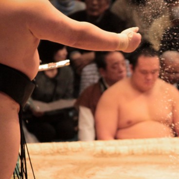Tournoi de Sumo à Osaka, Lutteur jetant du sel sur le dohyo