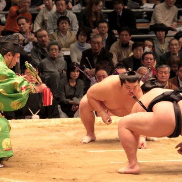 Tournoi de Sumo à Osaka, Lutteurs se préparant à une joute 4
