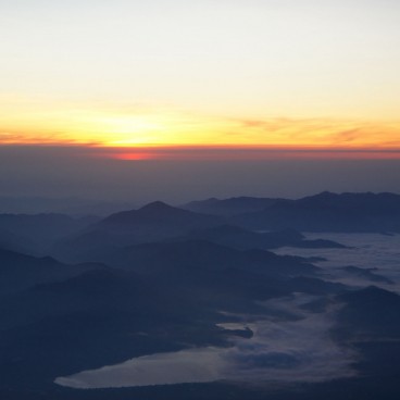 Ascension du Mont Fuji, lever du soleil au sommet de la montagne 2