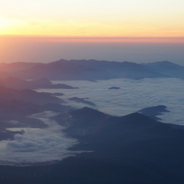 Ascension du Mont Fuji, lever du soleil au sommet de la montagne 3
