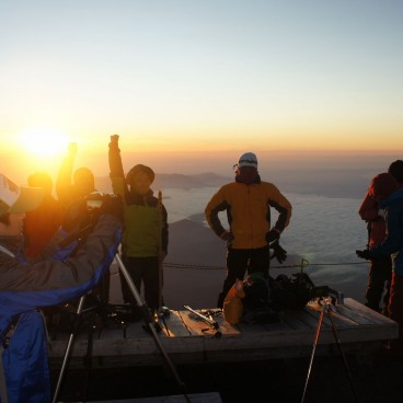 Ascension du Mont Fuji, Banzai des randonneurs pour le lever du soleil au sommet