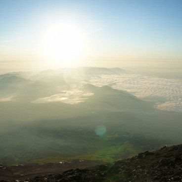 Ascension du Mont Fuji, vue du sommet avant de commencer la descente du sentier Yoshida