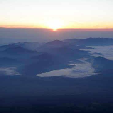 Ascension du Mont Fuji, lever du soleil au sommet de la montagne
